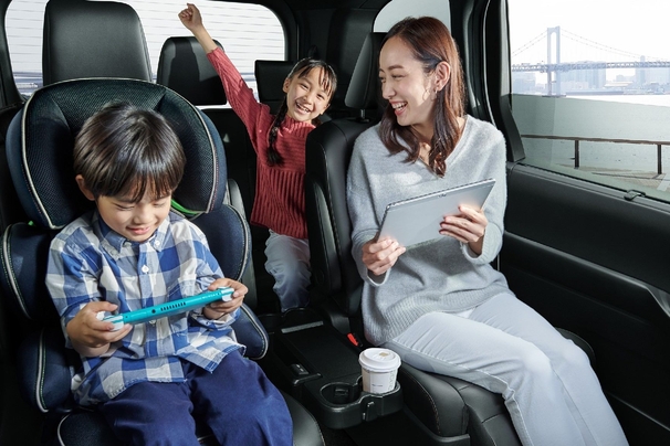 【モデル入り素材】車内Wi-Fi　イメージ